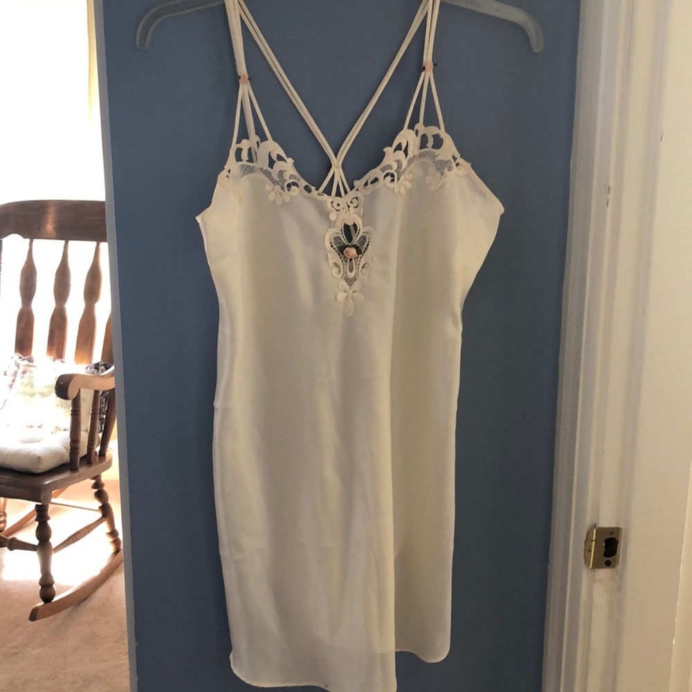 LAST CHANCE                                                Beautiful nightie